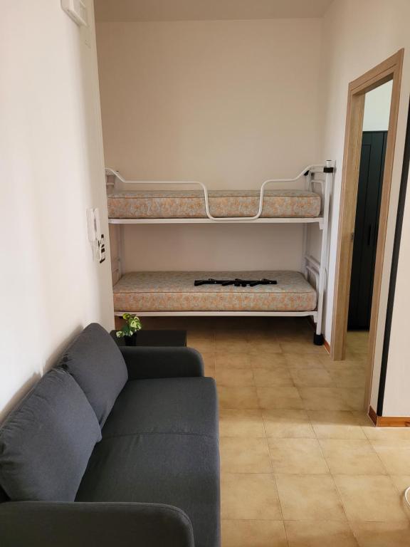 - un salon avec un canapé et 2 lits superposés dans l'établissement la casa di enzo, à Campomarino