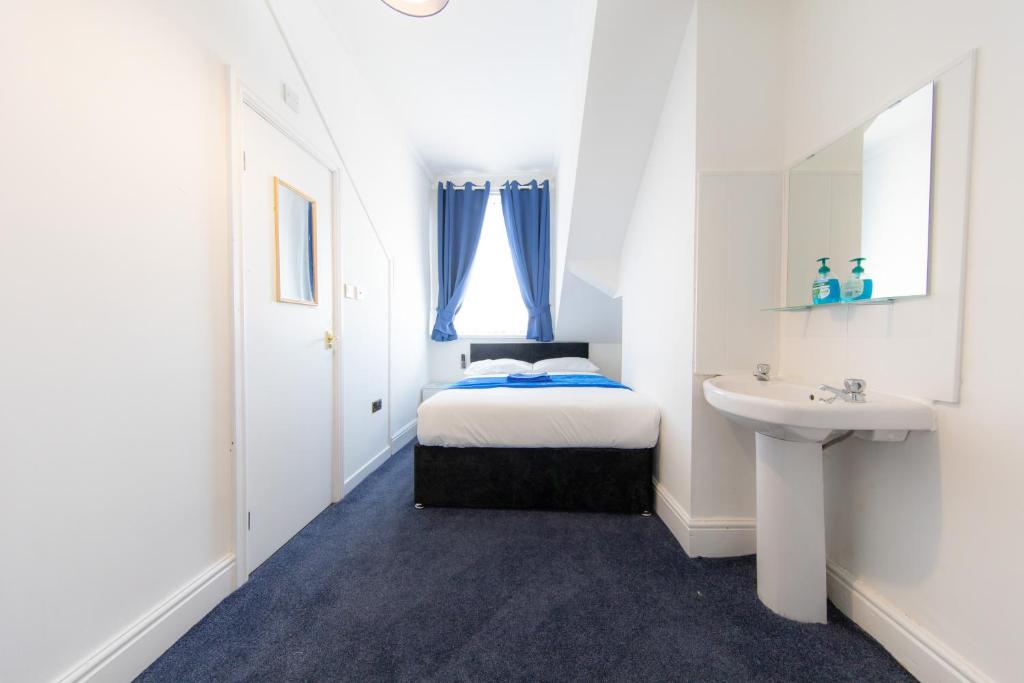 The Adonis Hotel - Resim 13