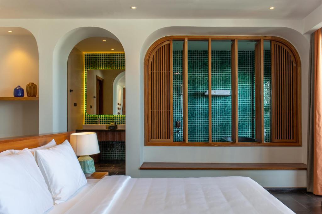 Le Mint Hotel Quy Nhơn tesisinde bir odada yatak veya yataklar