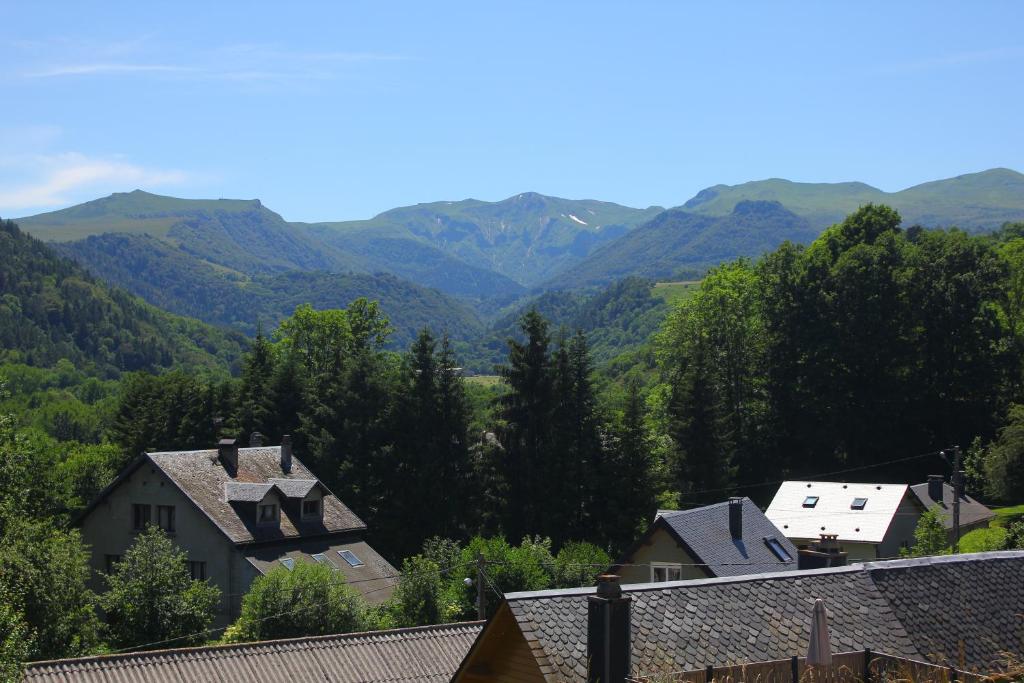 a view of a village with mountains in the background at Maison de Varennes in Chambon-sur-Lac