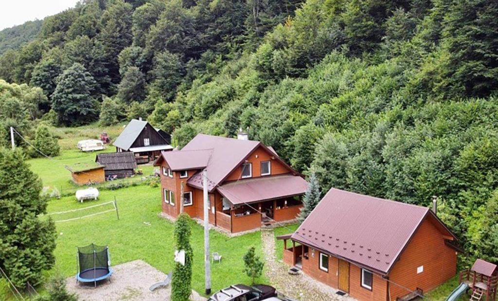 een luchtzicht op een huis op een heuvel bij Bieszczadzki Klin BKLIN in Cisna