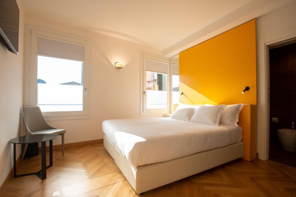 Postel nebo postele na pokoji v ubytování Padova Suites C20