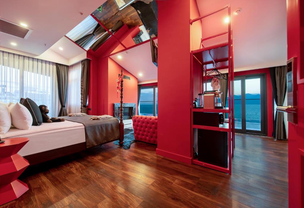 Lucky Monkey Hotel - King Suite With Sea View