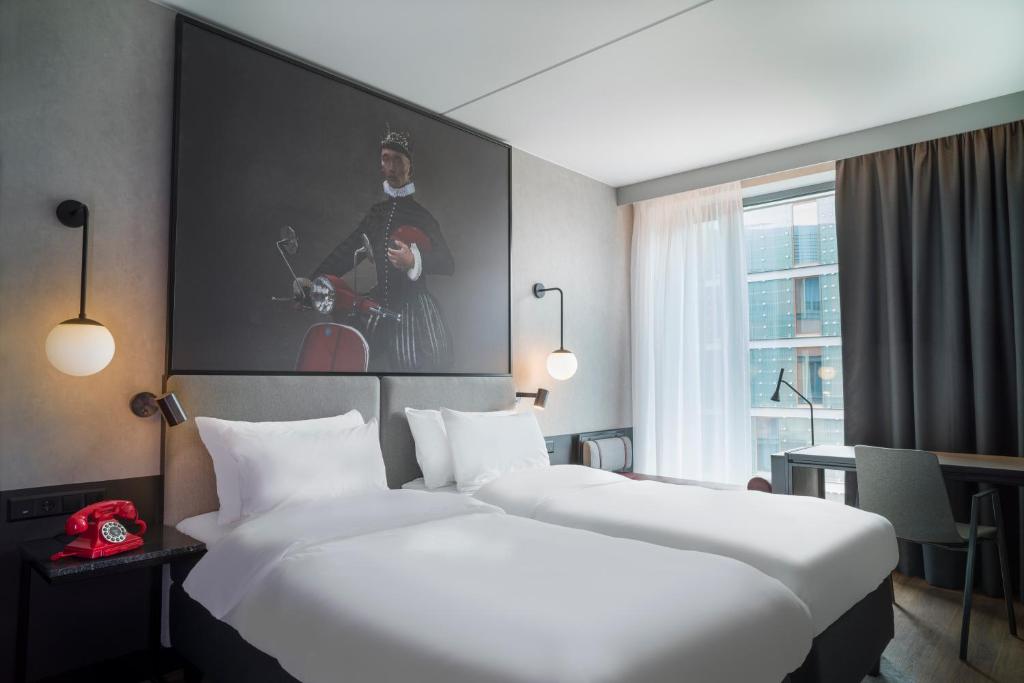 Postel nebo postele na pokoji v ubytování Radisson RED, Oslo Airport