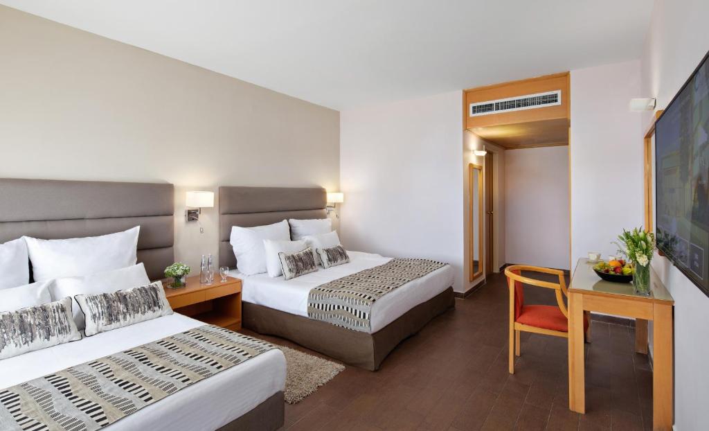 Postel nebo postele na pokoji v ubytování C Hotel Neve Ilan