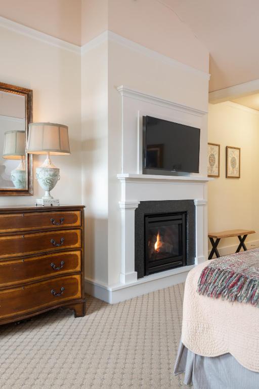 The Norwich Inn - Deluxe King Room