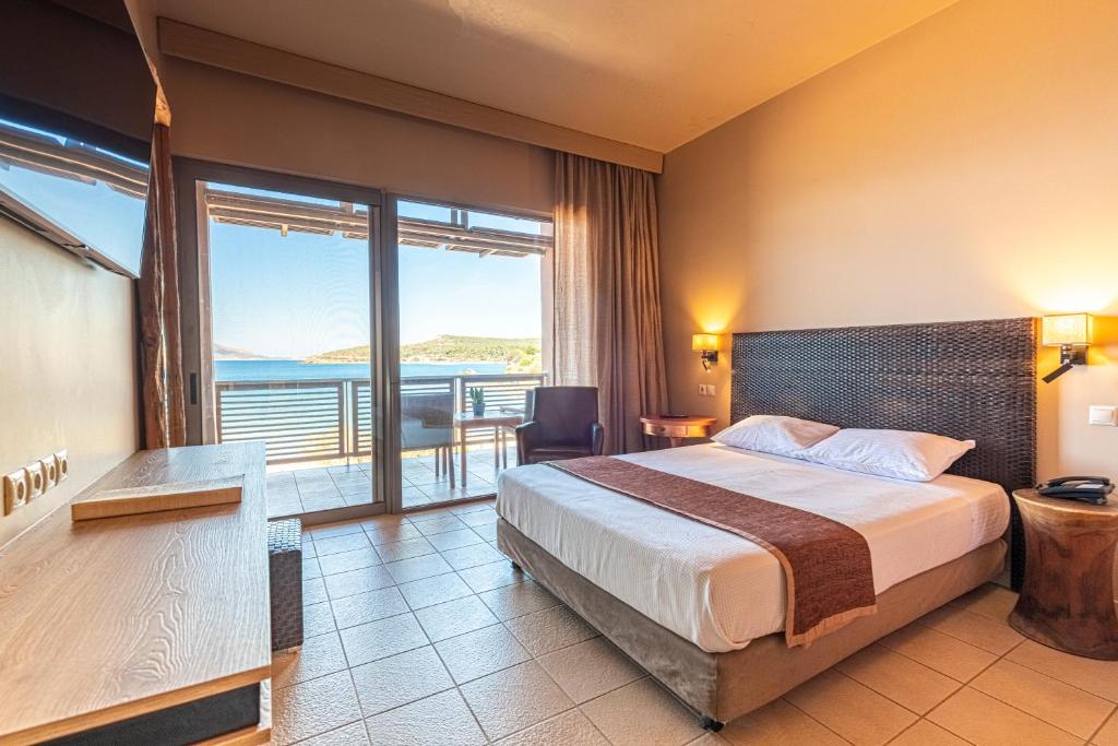 Postel nebo postele na pokoji v ubytování Aegeon Beach Hotel