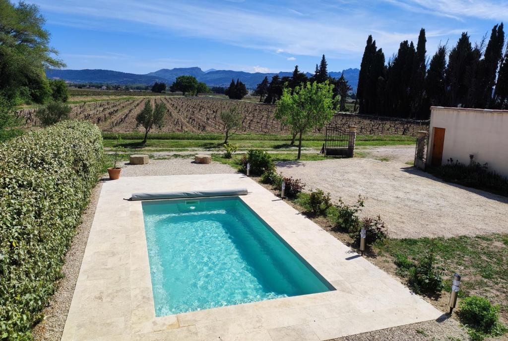 a swimming pool in the middle of a yard at 926 Chemin de Saint-Antoine in Violès