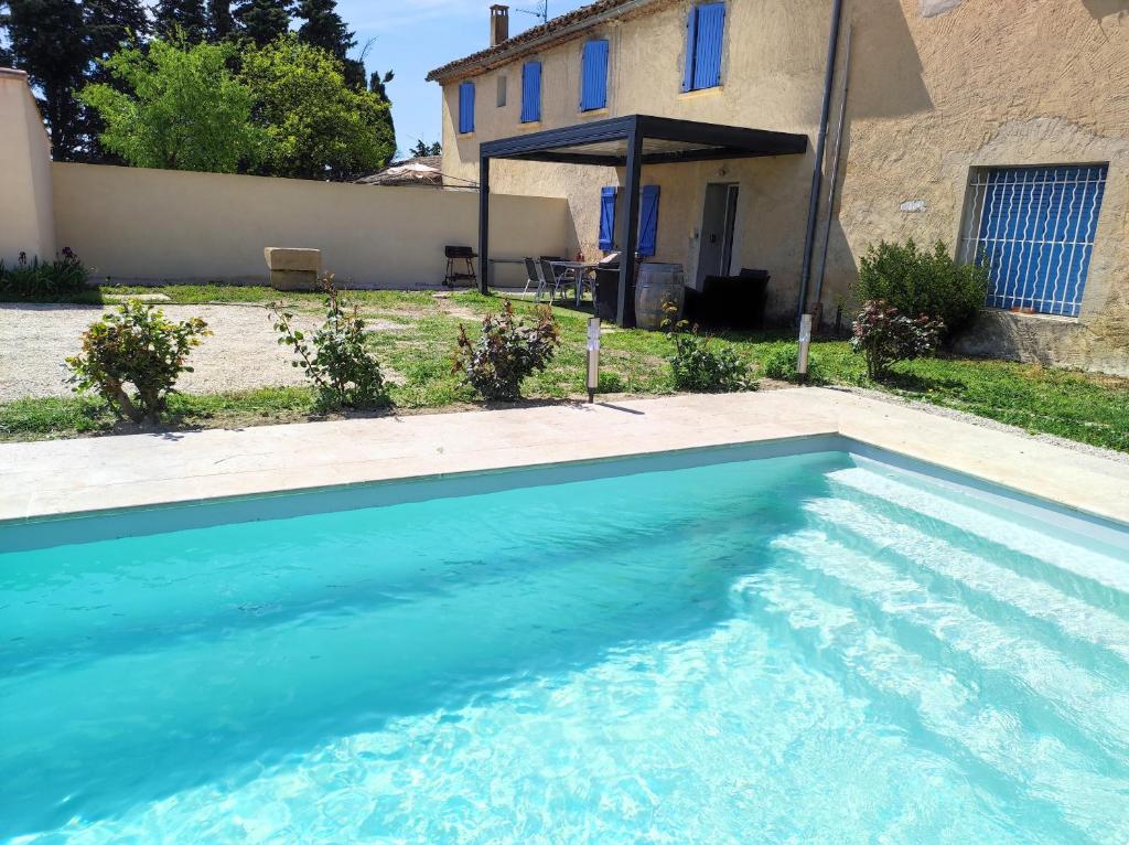 a swimming pool in front of a house at 926 Chemin de Saint-Antoine in Violès