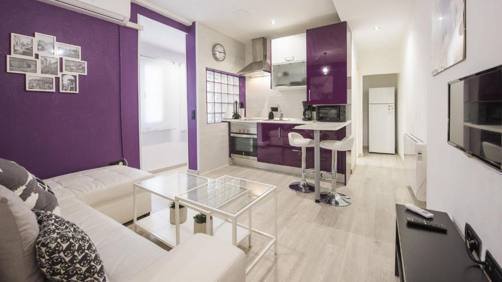 A kitchen or kitchenette at La Casa Púrpura - Apartamentos Aloha Toledo