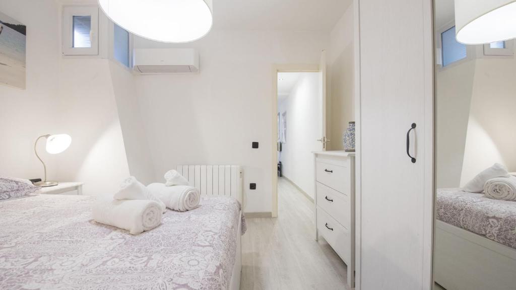 A bed or beds in a room at La Casa Púrpura - Apartamentos Aloha Toledo