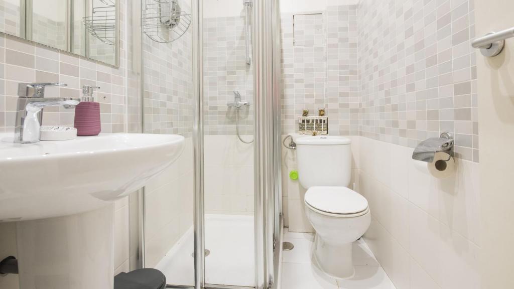A bathroom at La Casa Púrpura - Apartamentos Aloha Toledo