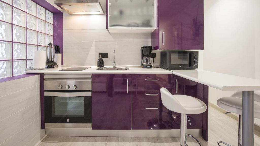 A kitchen or kitchenette at La Casa Púrpura - Apartamentos Aloha Toledo