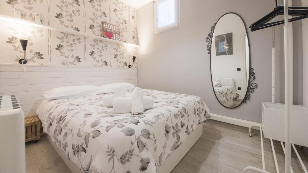 A bed or beds in a room at La Casa Púrpura - Apartamentos Aloha Toledo