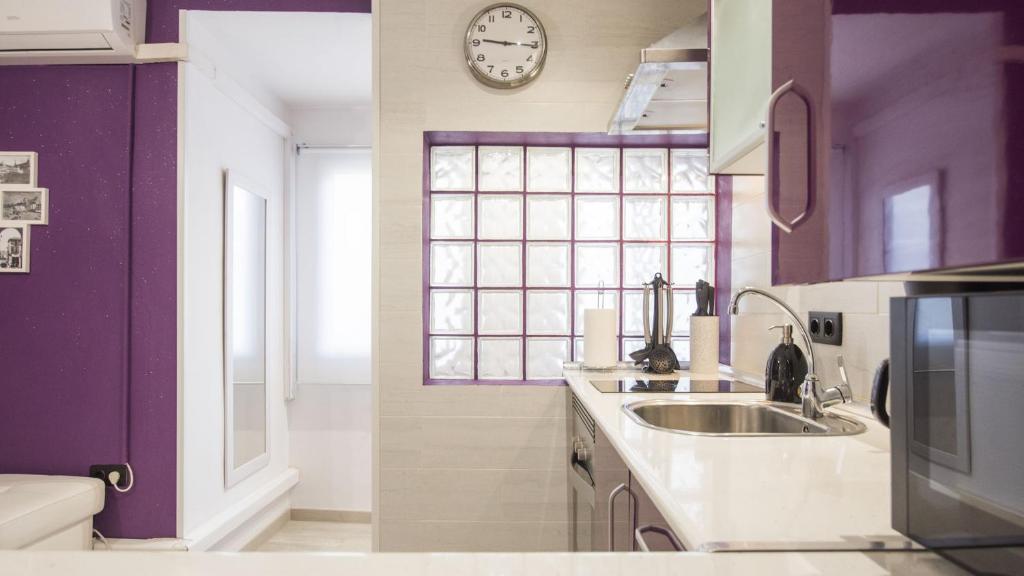 A kitchen or kitchenette at La Casa Púrpura - Apartamentos Aloha Toledo