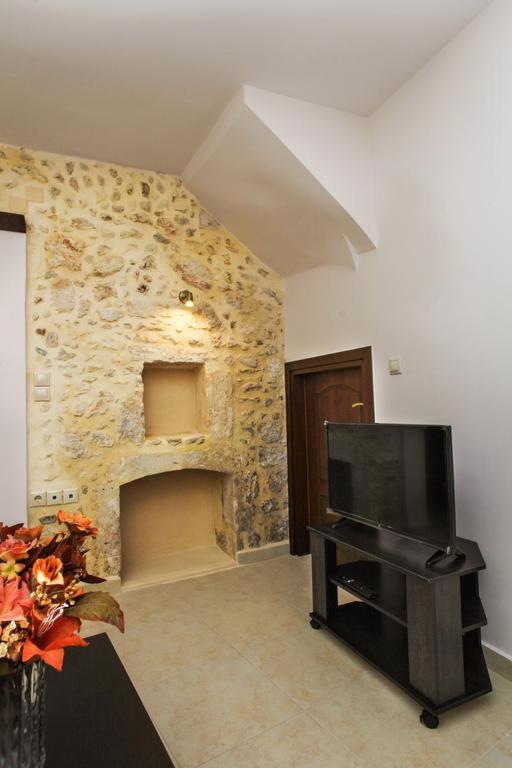 Televízia a/alebo spoločenská miestnosť v ubytovaní Argyro House II