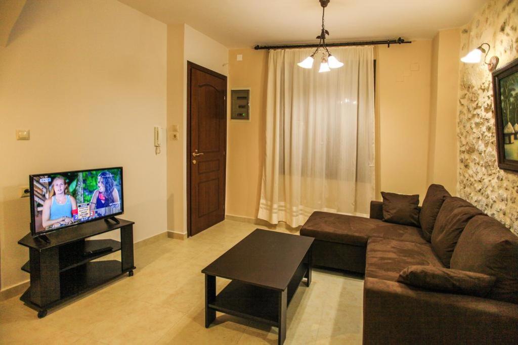 Televízia a/alebo spoločenská miestnosť v ubytovaní Argyro House II