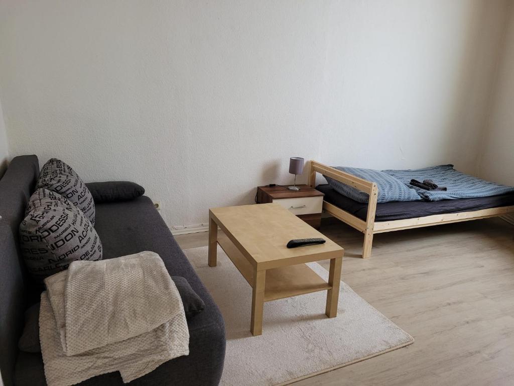 ein Wohnzimmer mit einem Sofa und einem Tisch in der Unterkunft Günstige Monteurwohnung in Bad Grund in Bad Grund