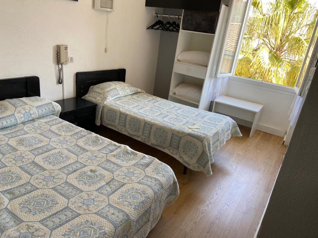 Postel nebo postele na pokoji v ubytování Hôtel Belle Vue d'Angleterre