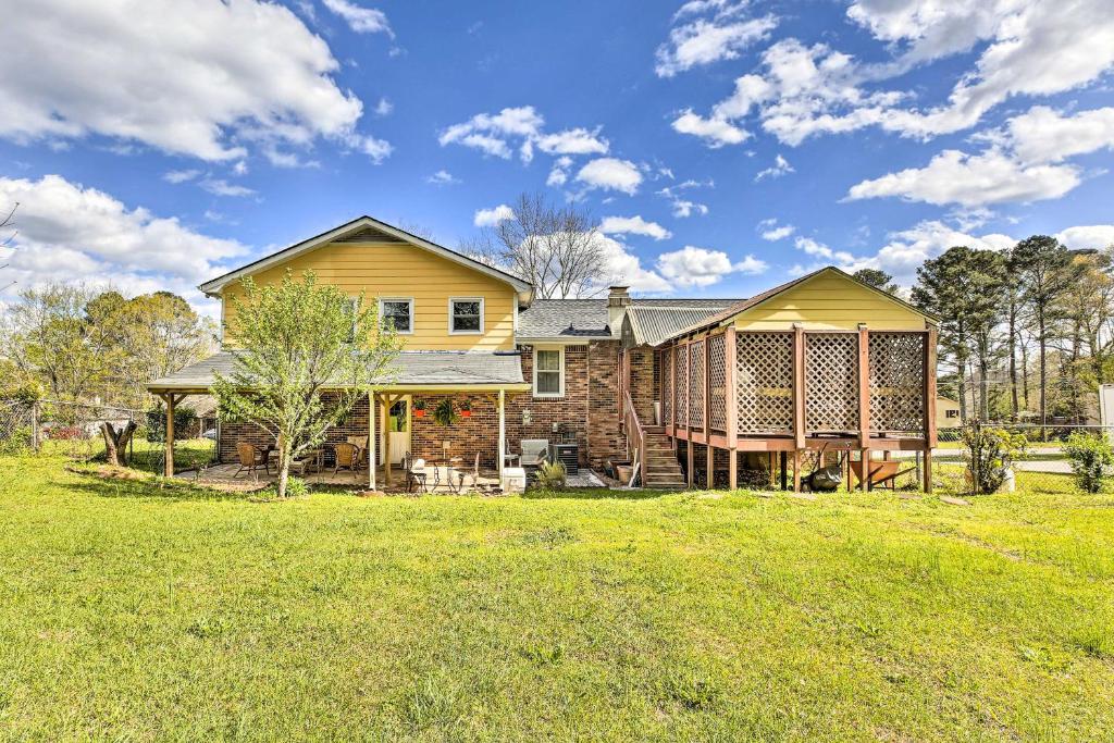 Lovely Lawrenceville Getaway with Private Yard!, Lawrenceville (updated