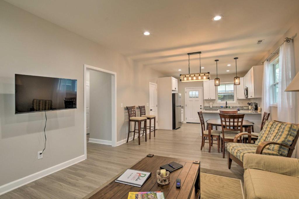 un salon avec un canapé et une table et une cuisine dans l'établissement Greenville House with Covered Patio, 2 Mi to Dtwn!, à Greenville