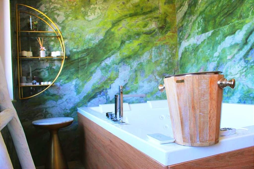 a bathroom with a sink and a green wall at Giardino sul Lago con vasca Idromassaggio Jacuzzi in Castel Gandolfo