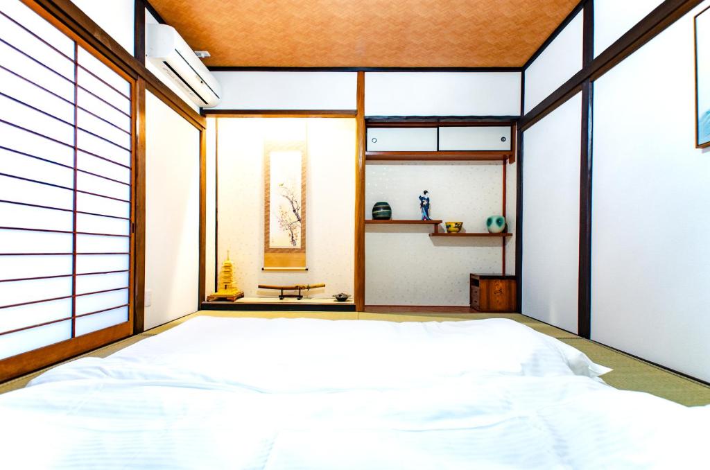 Postel nebo postele na pokoji v ubytování 桜の宿千本 two rooms two toilets