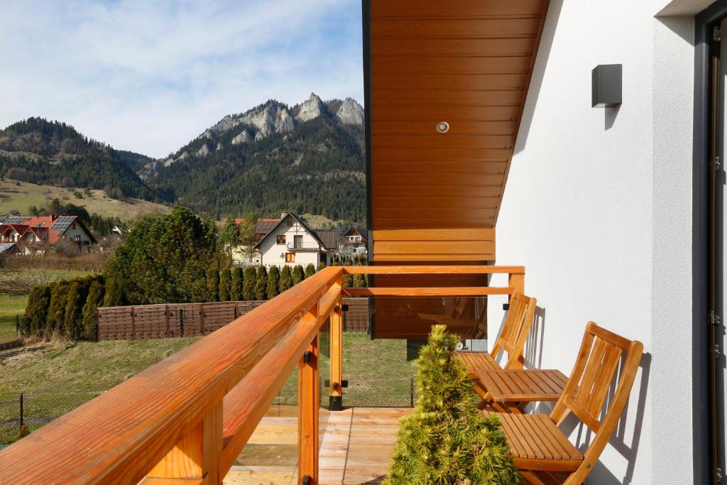 a balcony with two chairs and a view of a mountain at Willa Widok in Sromowce Niżne