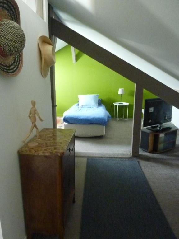 - une chambre avec un lit, un canapé et une table dans l'établissement Etage privatif, à Tarbes