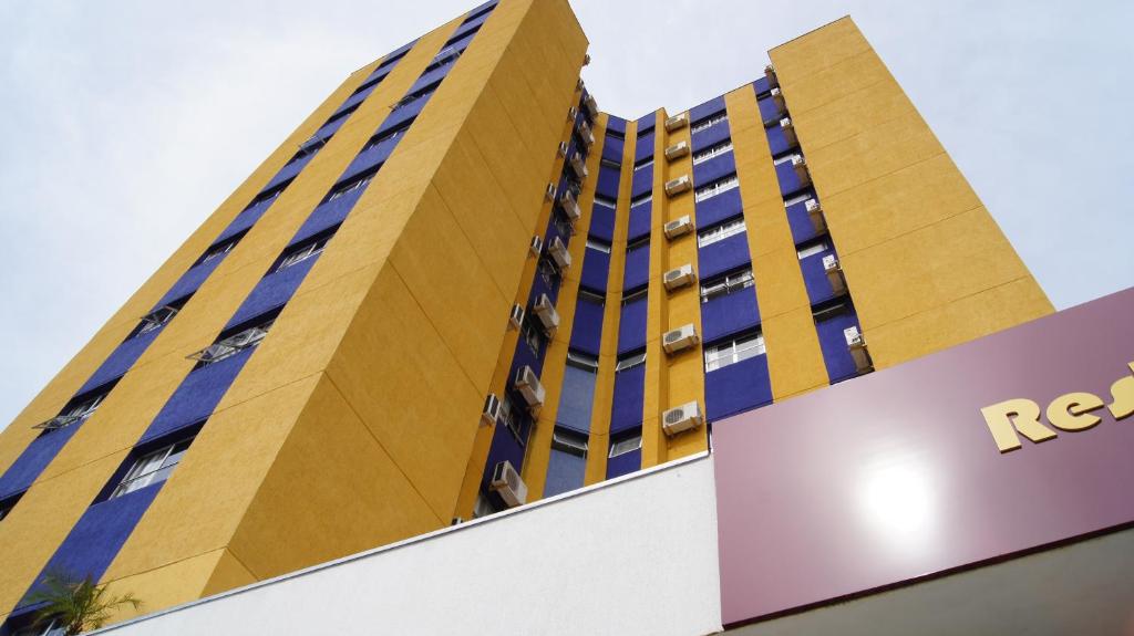 Astro Hotel في ساو جوزيه دوس كامبوس: مبنى أمامه علامة ممثلي r