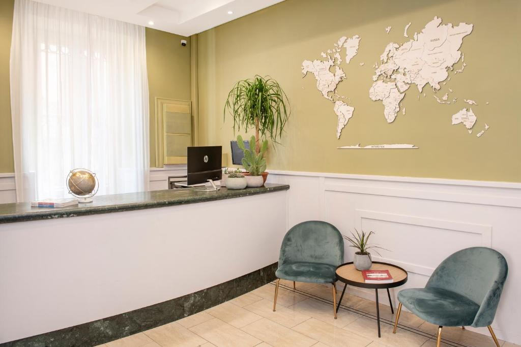 a waiting room with two chairs and a counter with a world mural at Hotel Parker - Gruppo BLAM HOTELS in Rome