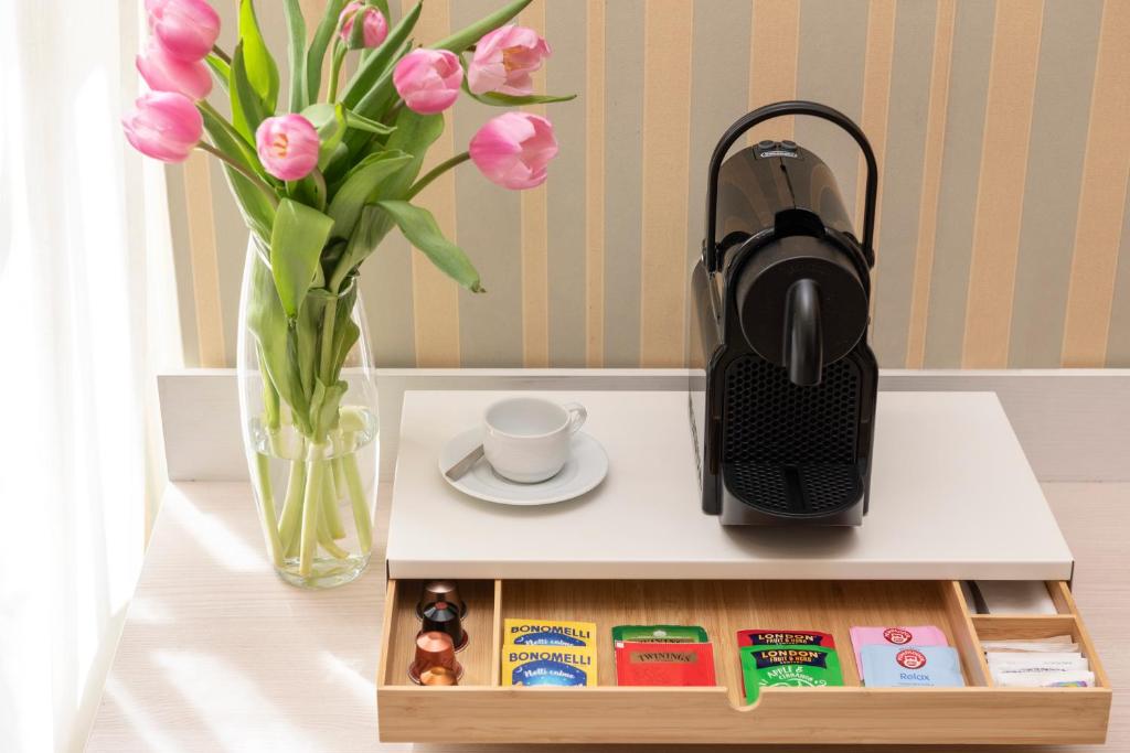 Příslušenství pro přípravu čaje a kávy v ubytování Hotel Parker - Gruppo BLAM HOTELS
