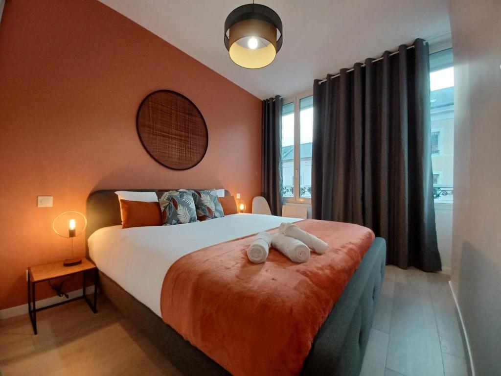 1 dormitorio con 1 cama grande y 2 toallas. en #SEASONS ֎ Haut Confort Lit King Size ֎ Centre Ville, en Épernay
