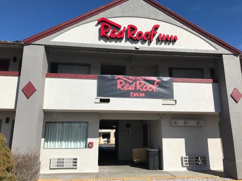 a red rock restaurant with a red roof at Red Roof Inn Somerset, PA in Somerset