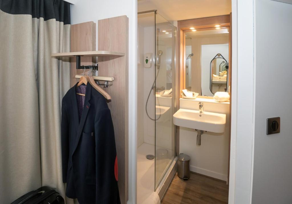 Logis Hôtel Angers Sud - スタンダード トリプルルーム