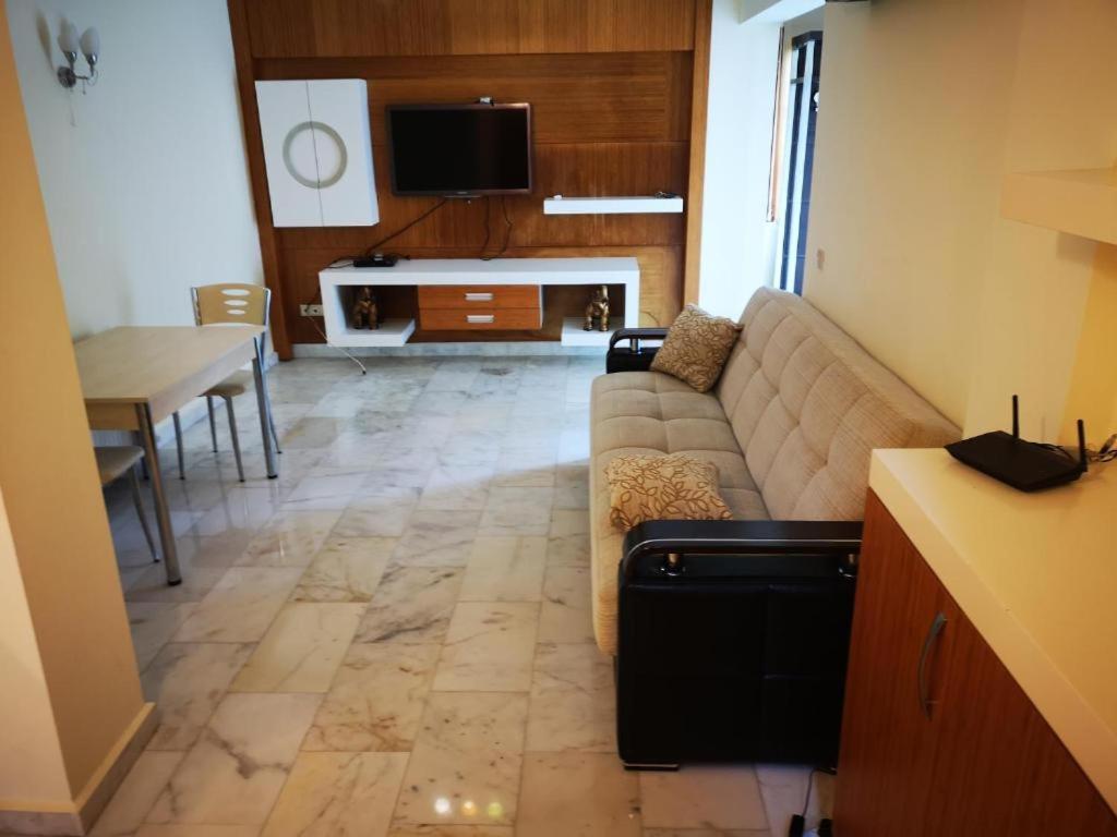 TV a/nebo společenská místnost v ubytování Dinara Hotel