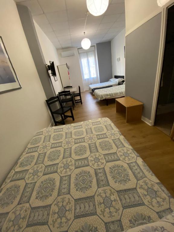 Postel nebo postele na pokoji v ubytování Hôtel Belle Vue d'Angleterre