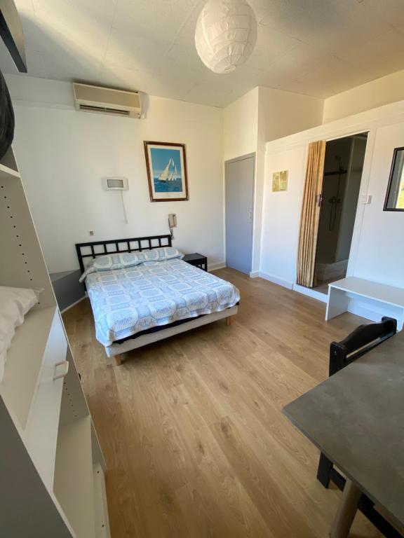 Postel nebo postele na pokoji v ubytování Hôtel Belle Vue d'Angleterre