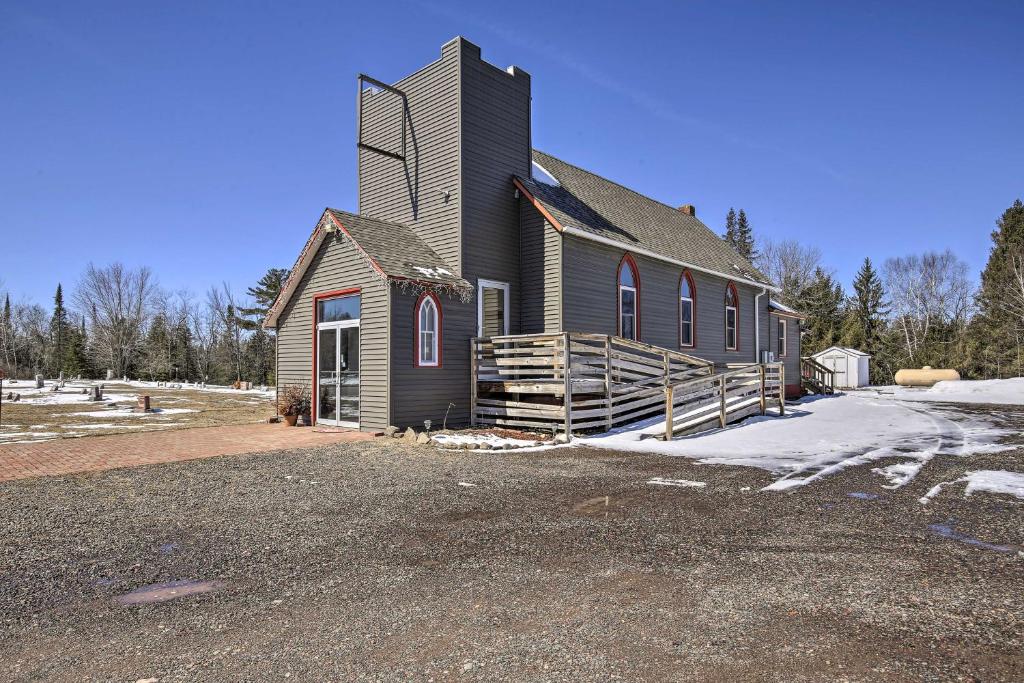 una chiesa con un mulino a vento sul lato della strada di Renovated Historic Church Along Namekagon River! a Seeley