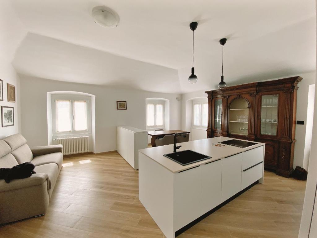 a kitchen with a white island in a living room at Appartamento Villa Cristina in Genova