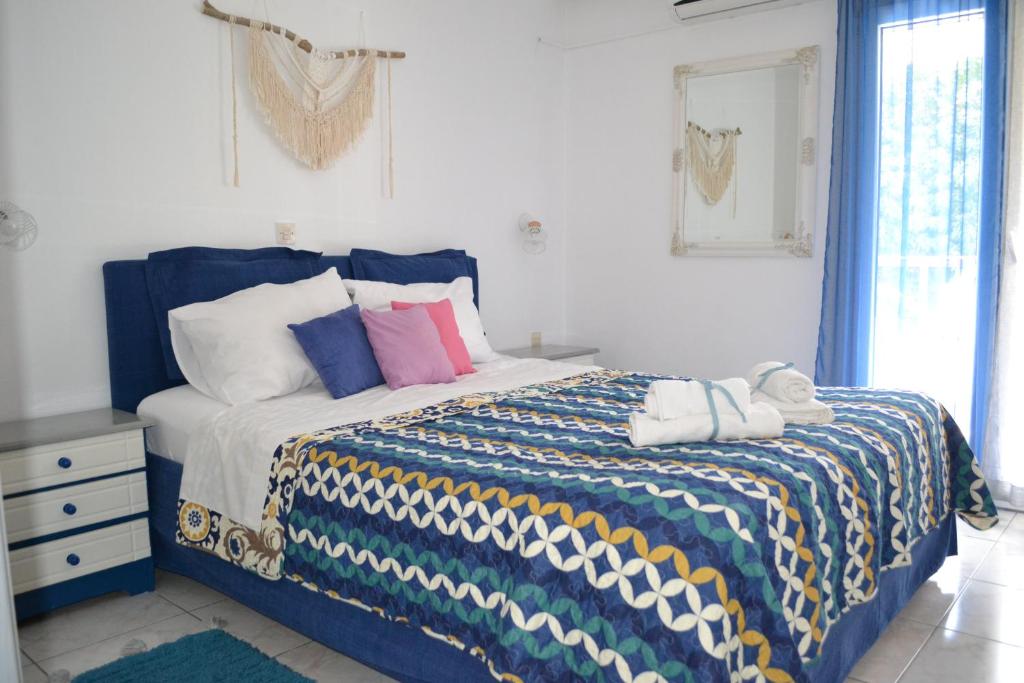 Giường trong phòng chung tại Evaliana Seaside Apartment