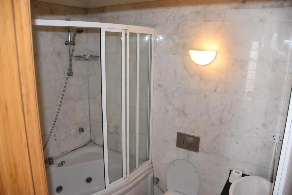 Koupelna v ubytování Dinara Hotel