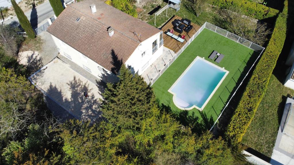 an overhead view of a house with a swimming pool at Villa avec piscine dans Vallon Pont d’Arc in Vallon-Pont-dʼArc