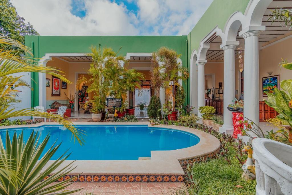 Bazén v ubytování Hotel Santa María Mérida nebo v jeho okolí