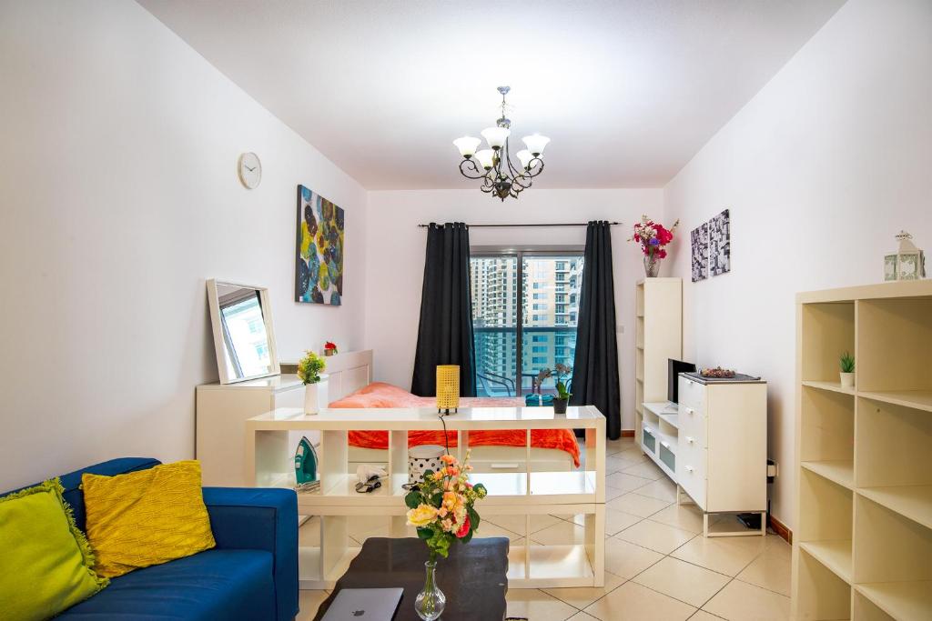 Marina View Funky Studio – Near Beach & Mall and Free Parking