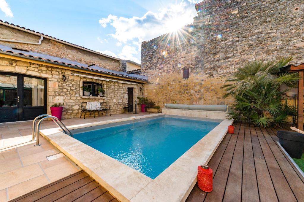 - une piscine dans l'arrière-cour d'une maison dans l'établissement Maison d'hôtes Payan Champier, à Saint-Paul-Trois-Châteaux