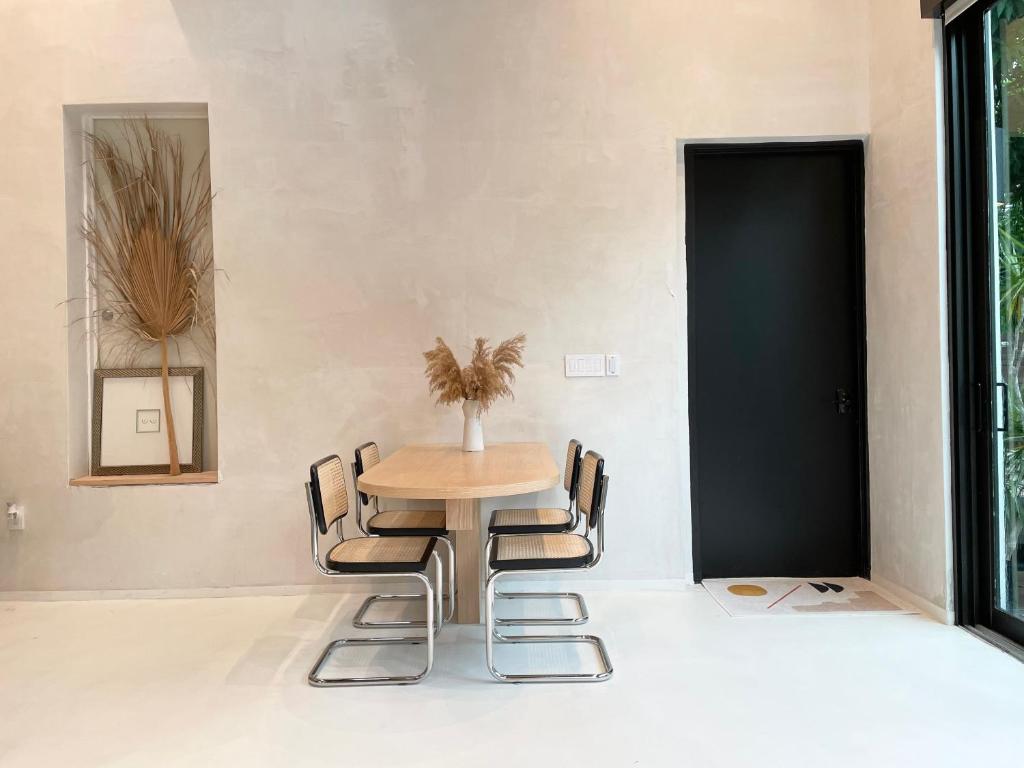 uma mesa e cadeiras num quarto com uma porta em Atelier Lumi at Lumicollection em Miami