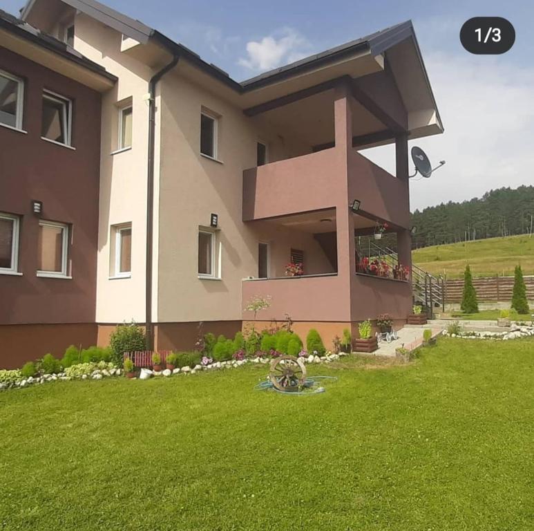 uma casa grande com um relvado verde em frente em PrenocisteMelinaSjenica em Sjenica