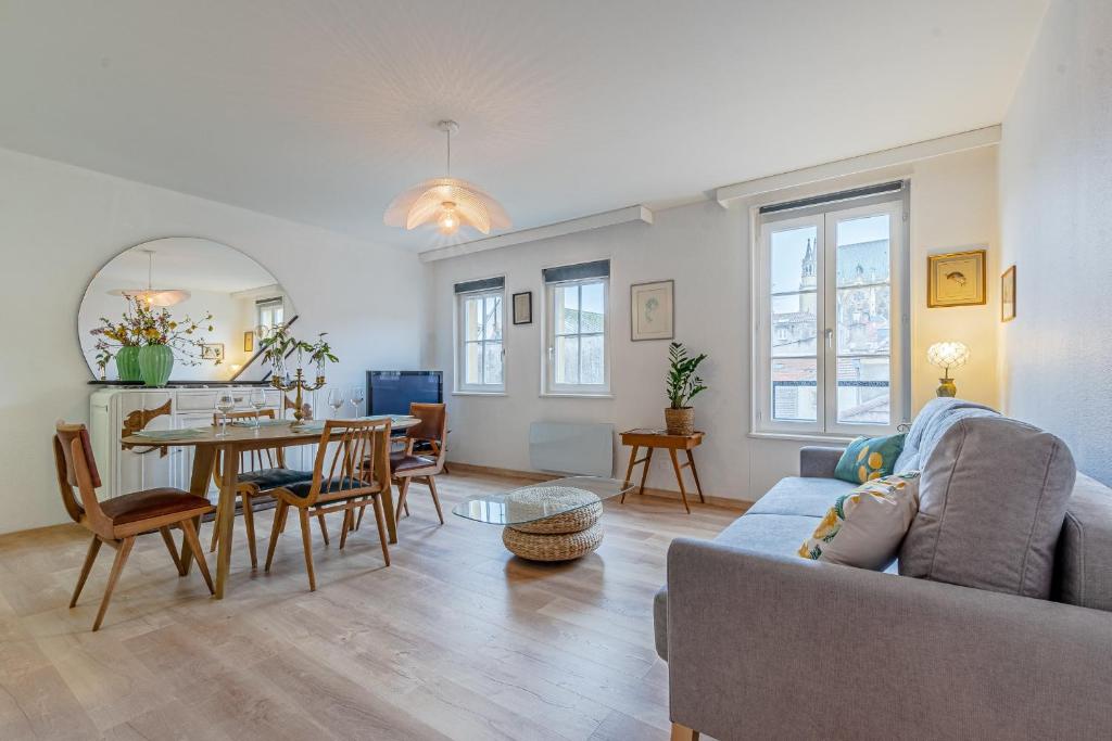 un salon avec un canapé et une table dans l'établissement Au Fil du Temps, à Metz