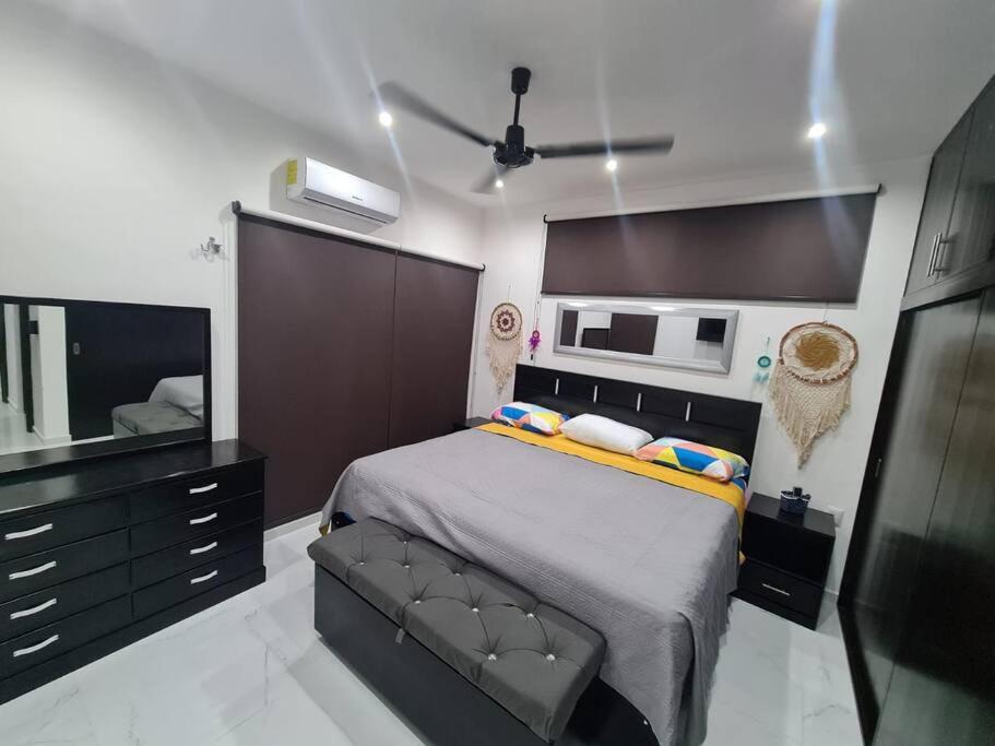 Un pat sau paturi într-o cameră la CASA PALOMA 2 EN SEGUNDA PLANTA CERCA DE AEROPUERTO Y CENTRO COMERCIAL